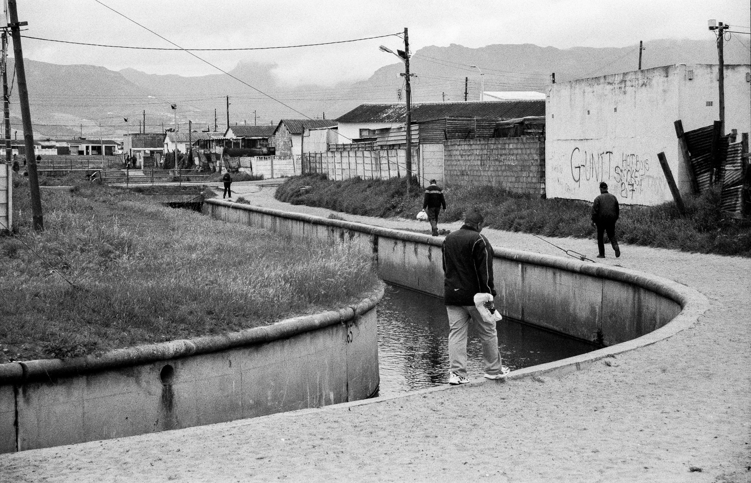 Men walking home after work, Steenberg in Cape Town, 2014.
